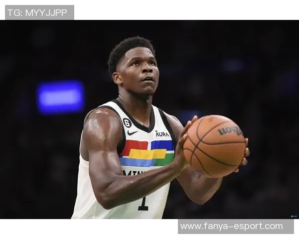 爱德华兹表现稳定半场10投5中贡献12分2篮板罚球命中率待提高