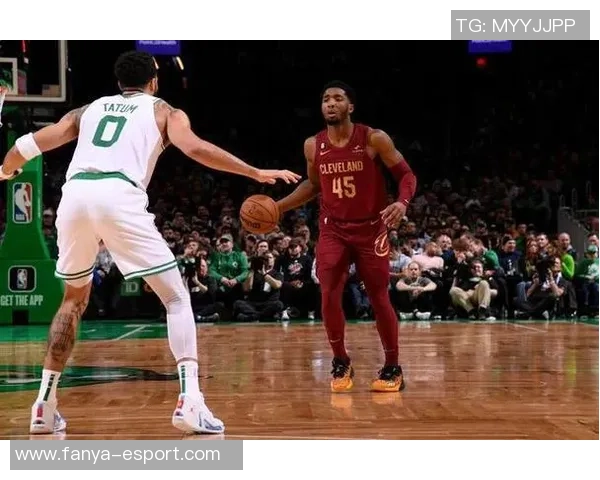 巨星表现！多诺万米切尔全场狂砍37分8篮板6助攻三分命中率高达55