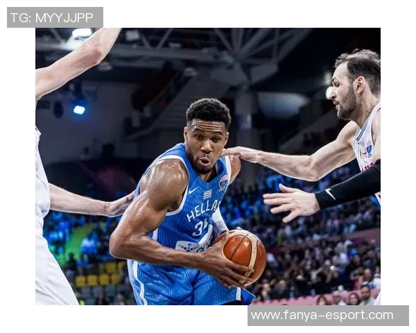 字母哥首节表现出色轻松拿下6分3篮板2助攻展现强大实力 字母哥首节表现出色轻松拿下6分3篮板2助攻展现强大实力